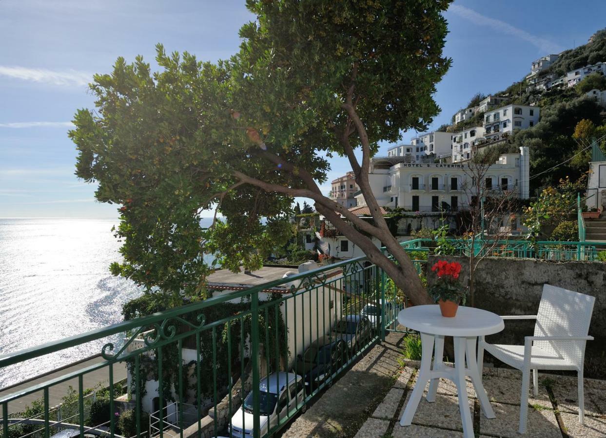 Amalfi Blue Flowers A Exterior photo