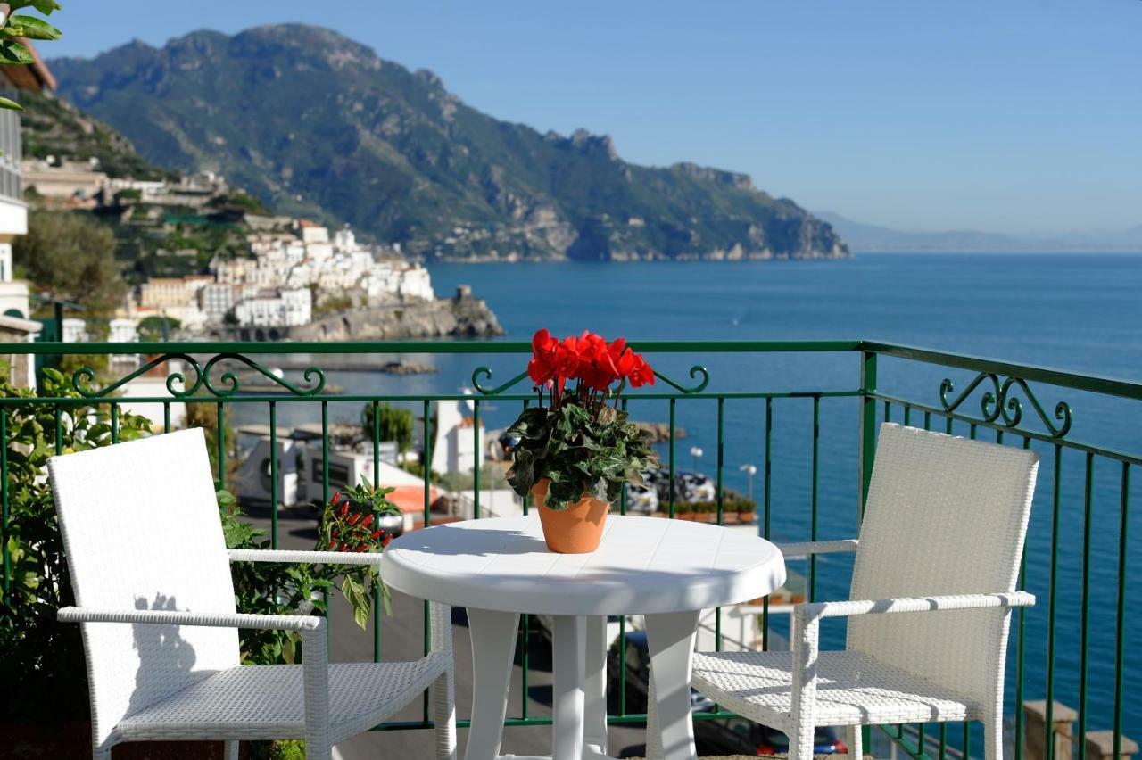 Amalfi Blue Flowers A Exterior photo